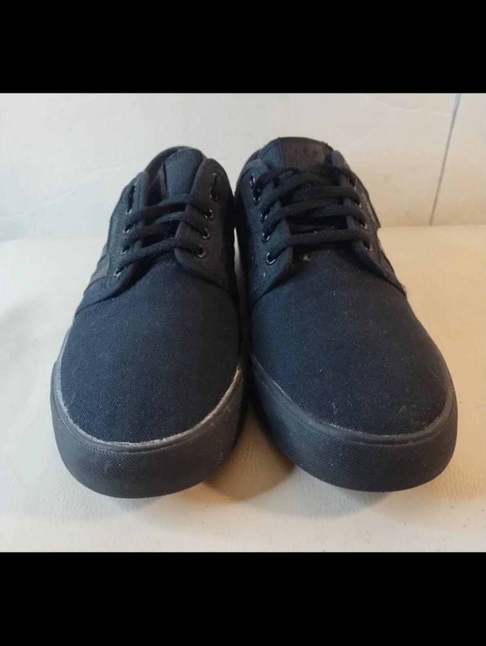 ADIDAS SEELEY LIFESTYLE CASUAL SKATE SHOE MENS SIZE 10.5 AQ8531 TRIPLE BLACK GUM